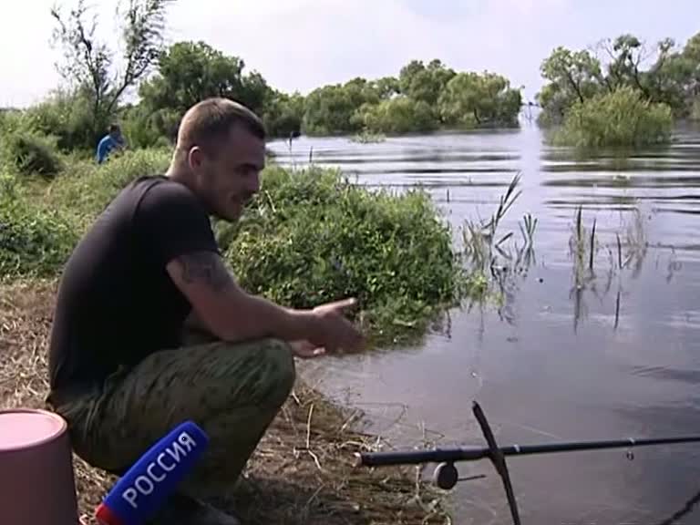 Благодаря паводку жители ЕАО ловят рыбу прямо в поле