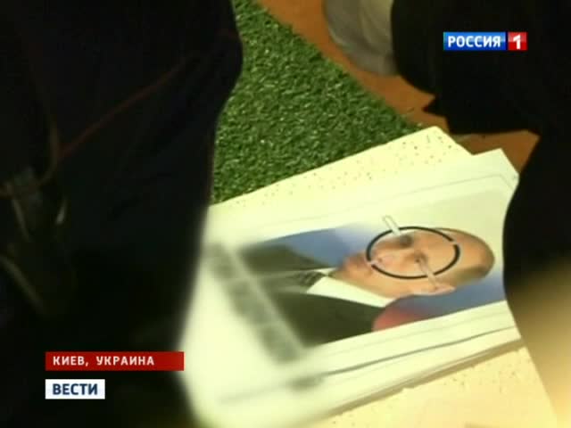 Активистки FEMEN целились в Путина и Патриарха Кирилла