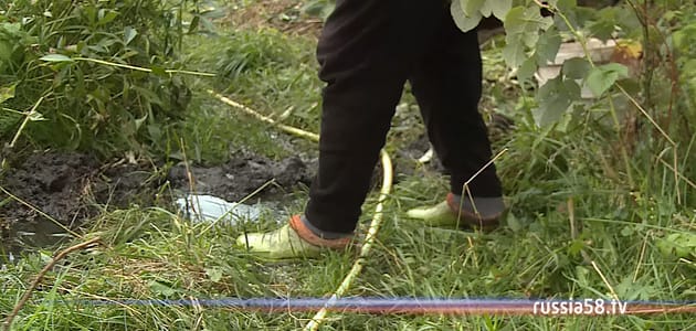 В Ахунах 80-летняя пенсионерка чуть не утонула в своем же огороде из-за порыва трубы