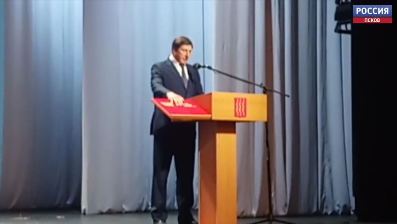 Михаил Ведерников поздравил Николая Козловского с переизбранием на пост главы Великих Лук