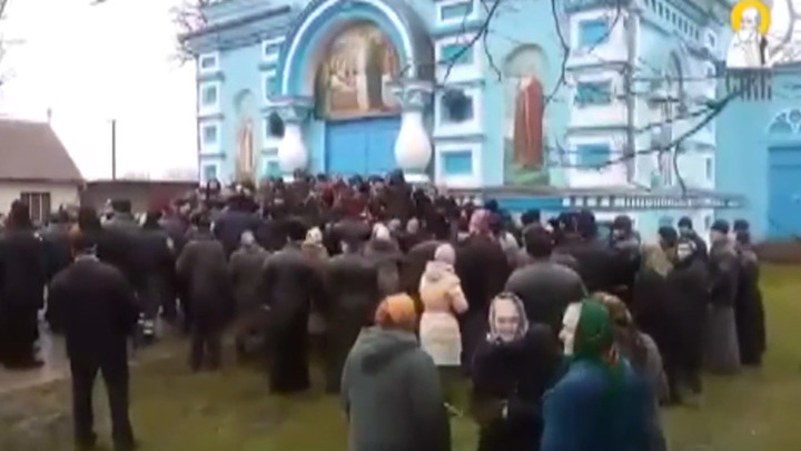 Религиозные радикалы держат в заложниках прихожан в храме под Ровно