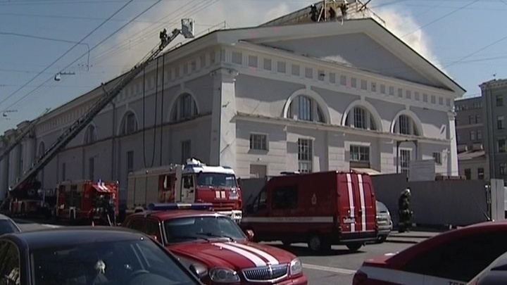 У петербургского "Манежа" загорелась крыша