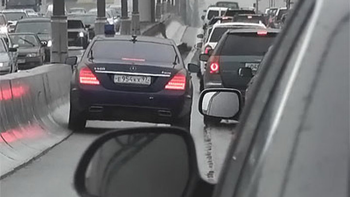Водитель Шойгу отстранен от работы за хамство