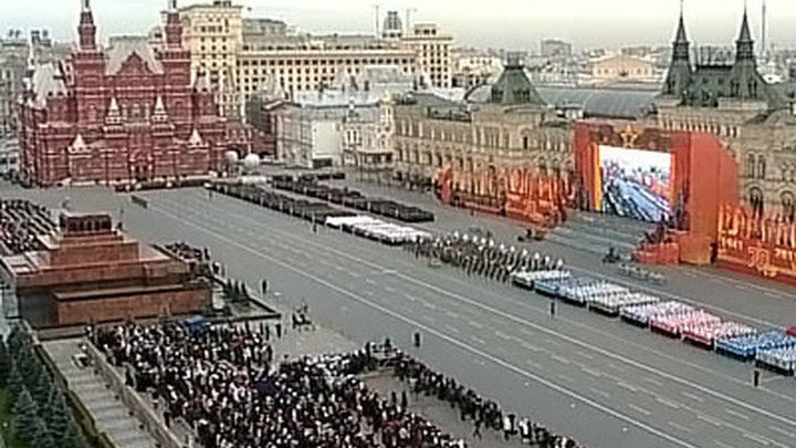 На Красной площади начался торжественный марш