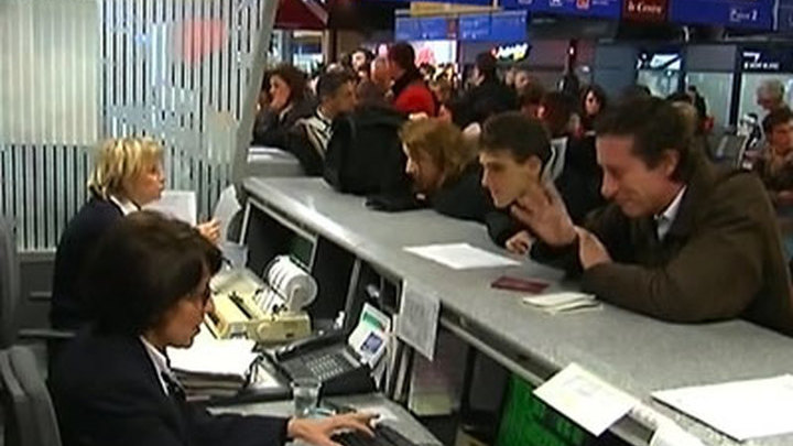 В российских аэропортах началась ручная регистрация пассажиров
