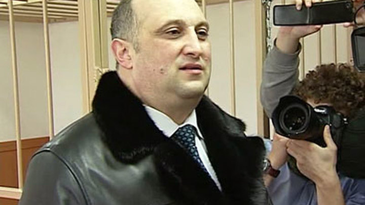 Суд оставил под арестом замгубернатора Шалмуева