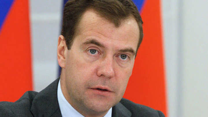 Медведев: у россиян должен появиться электронный паспорт
