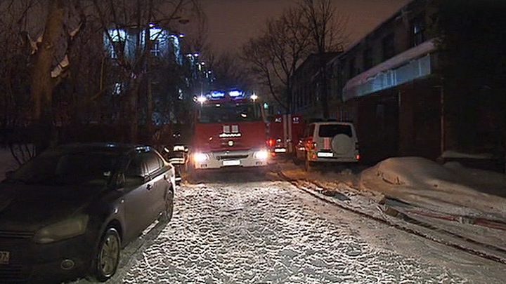 На севере Москвы тушат крупный пожар