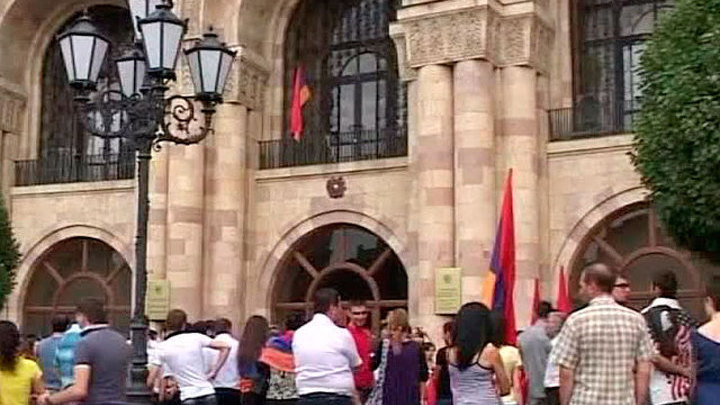 В Ереване толпа сожгла флаг Венгрии
