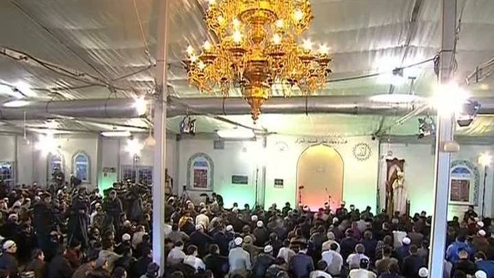 Тысячи верующих пришли к Соборной мечети: заклание перенесли за город