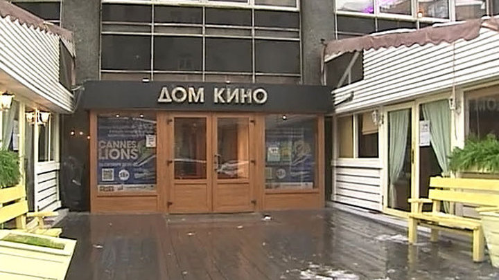 В центре Москвы крыша летнего кафе рухнула на прохожих