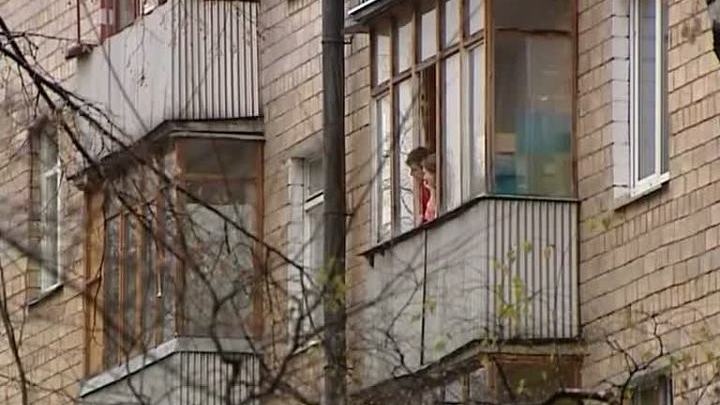 Четырехлетний ребенок выпрыгнул из окна, спасаясь от матери