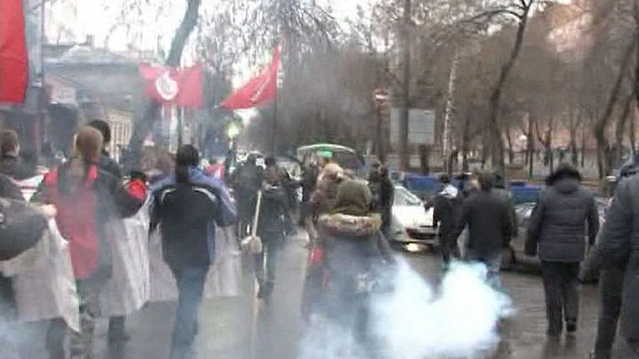 Оппозиционеры кидались дымовыми шашками на митинге в Нижнем Новгороде