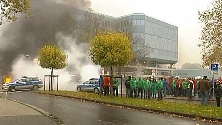 Германия: протест работников завода вылился в столкновения с полицией