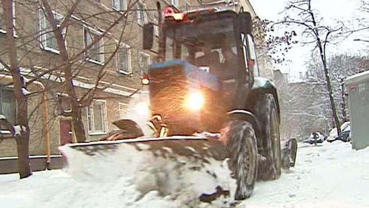 Москва в центре циклона: 12 тысяч снегоуборщиков работают среди пробок