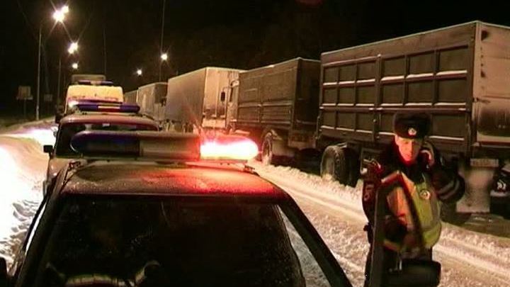Автомобили с продуктами начали пускать в Тверь