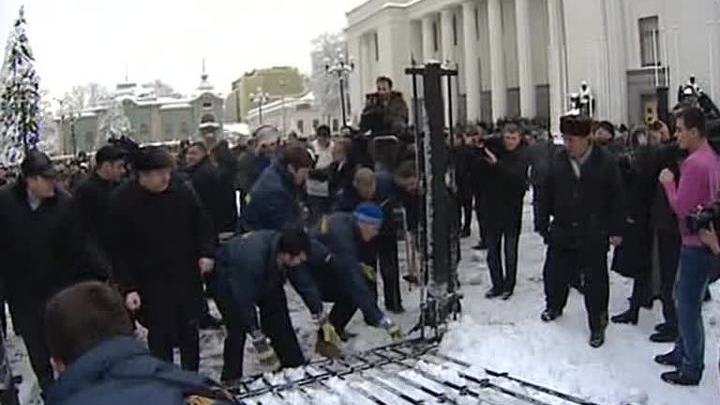 Депутаты от "Свободы" сломали забор вокруг парламента Украины