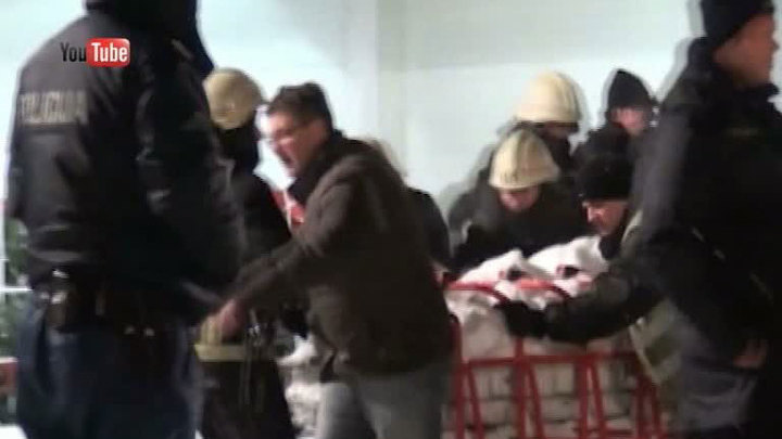 ЧП в Латвии: крыша магазина не выдержала тяжести снега