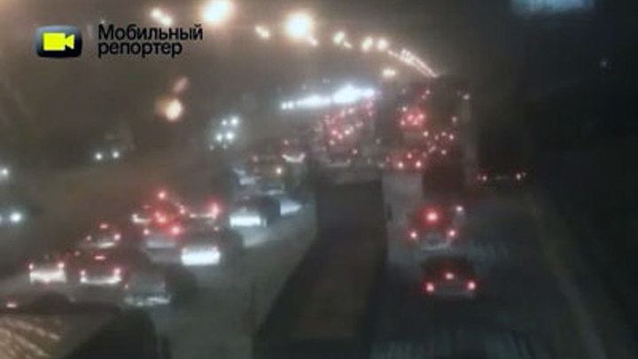 В Москве машины попали в снежный плен. Видео очевидца