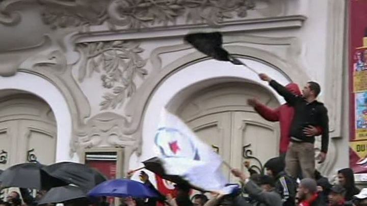 Неспокойный Тунис: беспорядки против мирных демонстраций