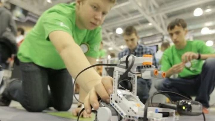 Роботы "поработили" людей на фестивале в Москве