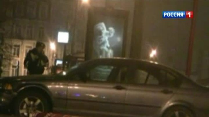 Автомобиль "БМВ" сбил рекламный щит у метро "Боровицкая"