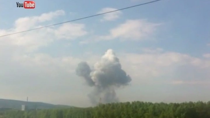 В Новокузнецке горит склад с пиротехникой