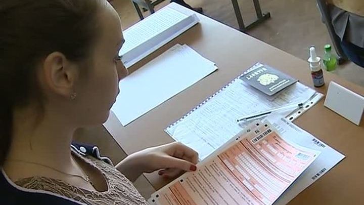 Выпускники сдают ЕГЭ по обществознанию и химии