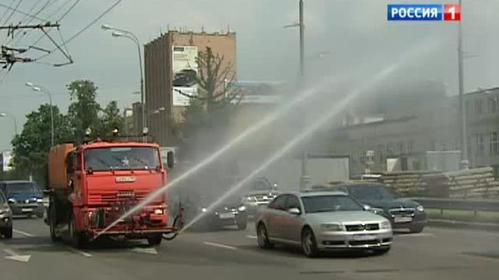 Из-за жары каждые 1,5 часа поливают дороги и тротуары города