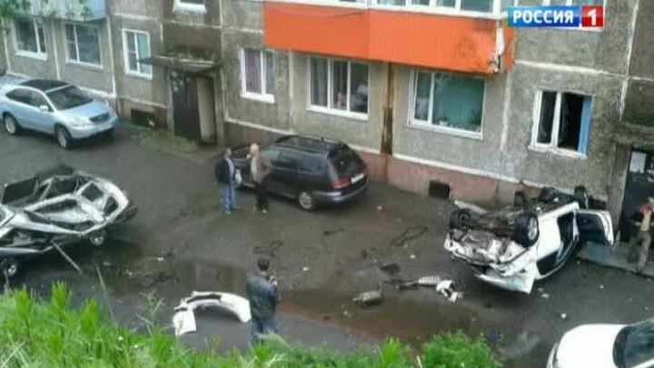 Полицейский протаранил жилой дом