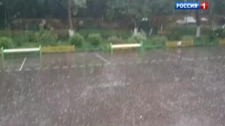 На смену аномальной жаре в Москву пришли ливни и грозы