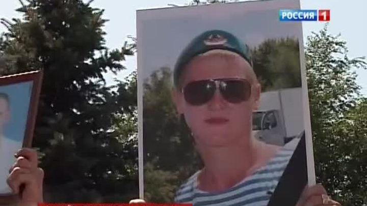 В Пугачеве толпа движется к зданию администрации