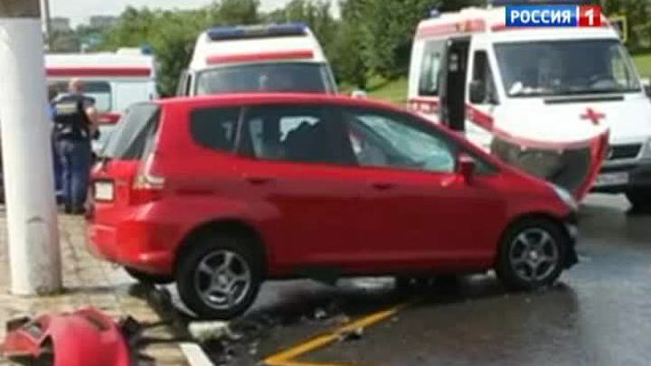 Лихач у парка "Царицыно" помял сразу 9 автомобилей, двое детей получили травмы