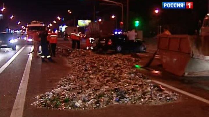 На юго-востоке Москвы столкнулись мусоровоз и четыре легковушки