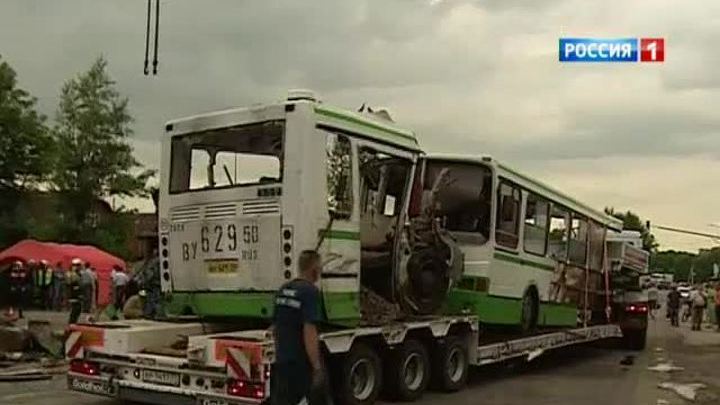 С дороги под Подольском убрали разорванный надвое автобус