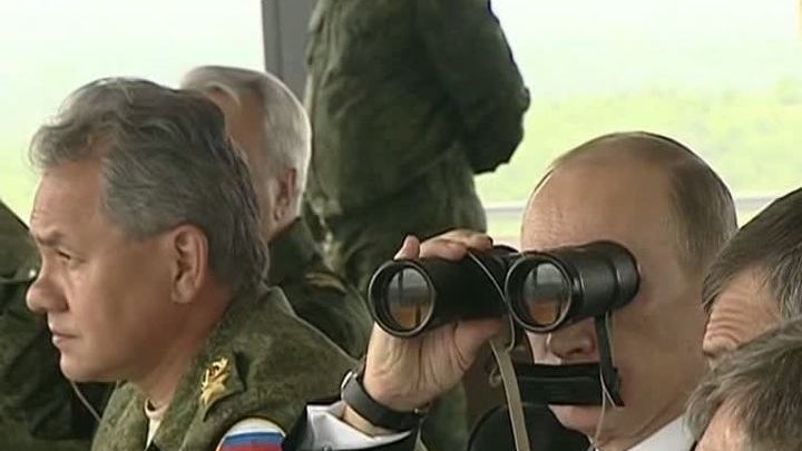Путин понаблюдал за военными маневрами из вертолета