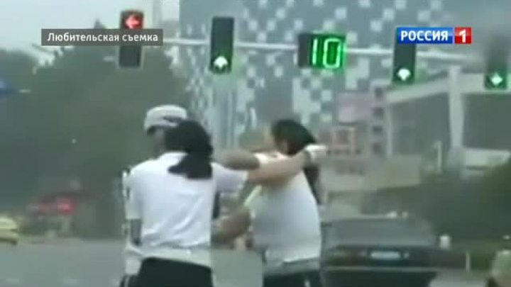 В Китае сотрудницы автоинспекции подрались прямо на перекрестке