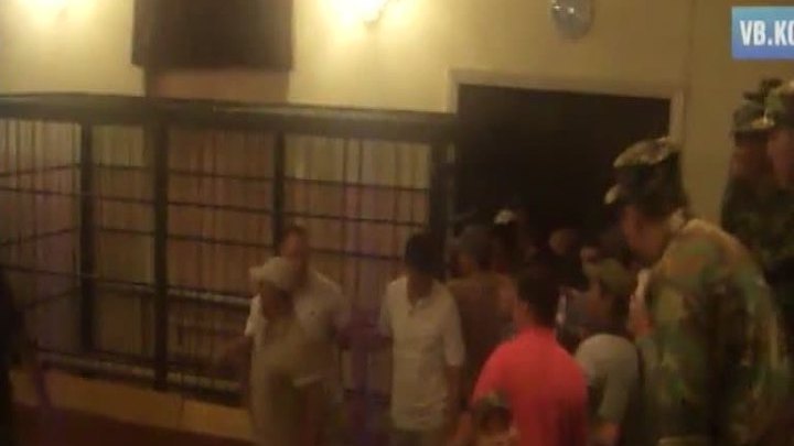 Драка в бишкекском суде: в ход пошли скамейки
