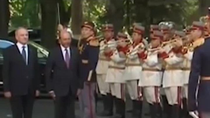 "Долой Бэсеску": молдаване встречают румынского лидера
