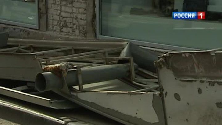Упавшая вывеска магазина ранила троих на Маросейке
