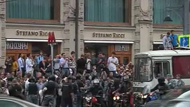 Участники акции протеста перекрыли Тверскую