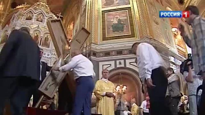 К Андреевскому Кресту верующие готовы стоять часами