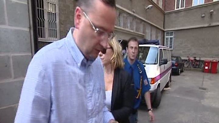 Экс-премьер Чехии встретил возлюбленную на выходе из тюрьмы