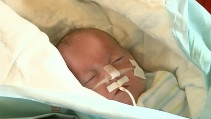 Роды во время отпуска: недоношенный малыш прилетел из Парижа в Москву