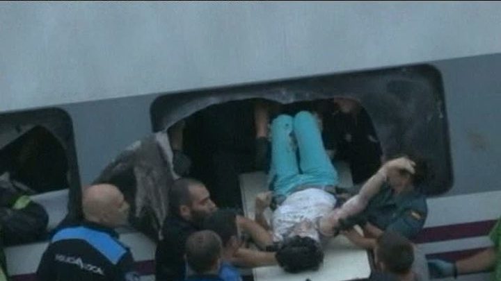 После катастрофы в Испании подъезд к Сантьяго-де-Компостела усеян трупами