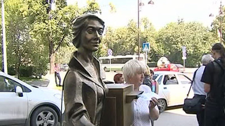 Создатели памятника девушке-почтальону не заметили грубой ошибки