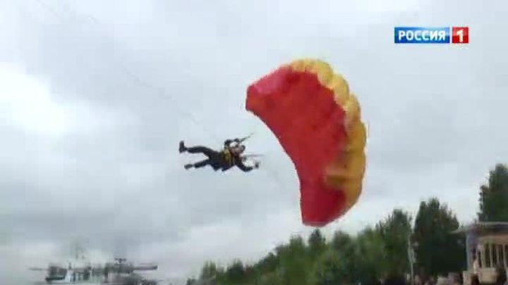 Видео очевидца: парашютист упал в толпу зрителей