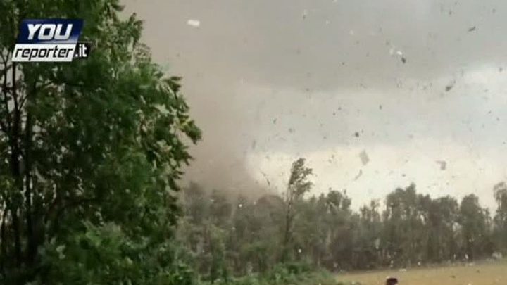 Мощный смерч в Италии сняли на видео