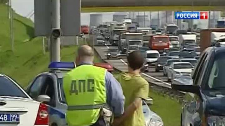 В Москве трое пьяных устроили ДТП и напали на полицейского