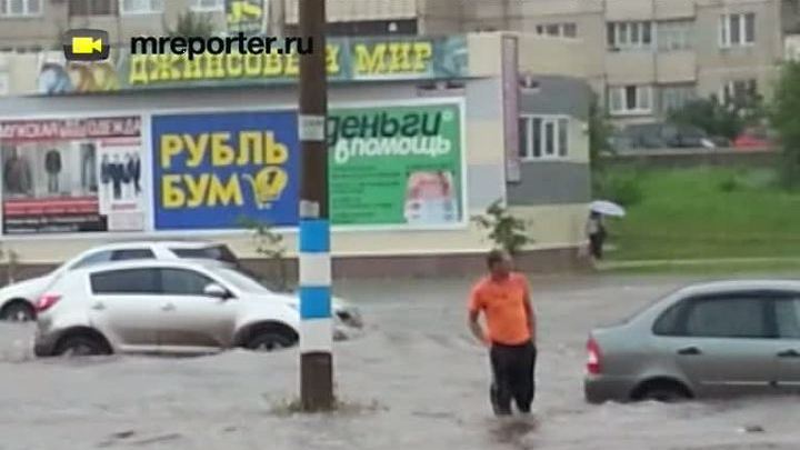 Из-за потопа жители Ульяновска передвигаются вплавь